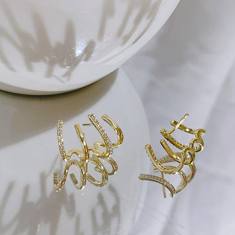 Claw design s lesklými zirkonovými ozdobnými náušnicemi, elegantní minimalistický styl