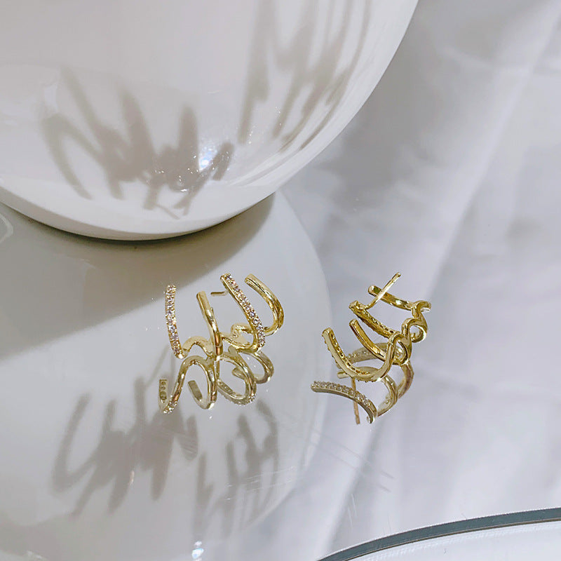Claw design s lesklými zirkonovými ozdobnými náušnicemi, elegantní minimalistický styl