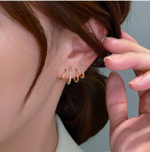 Claw design s lesklými zirkonovými ozdobnými náušnicemi, elegantní minimalistický styl