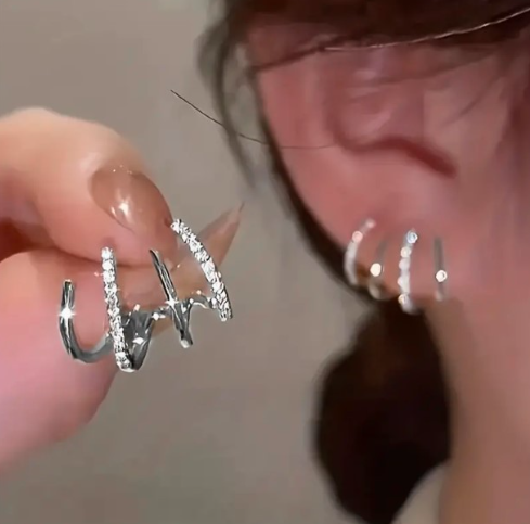 Claw design s lesklými zirkonovými ozdobnými náušnicemi, elegantní minimalistický styl
