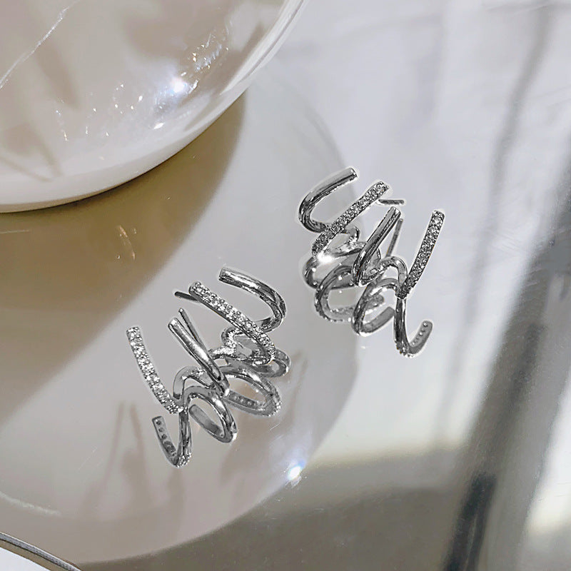 Claw design s lesklými zirkonovými ozdobnými náušnicemi, elegantní minimalistický styl