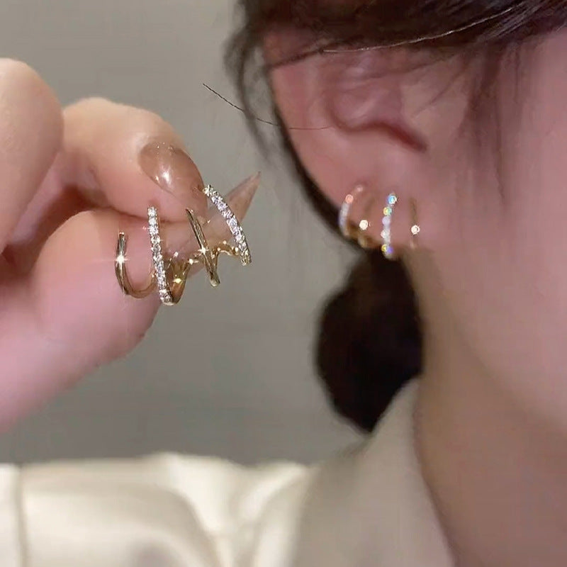 Claw design s lesklými zirkonovými ozdobnými náušnicemi, elegantní minimalistický styl
